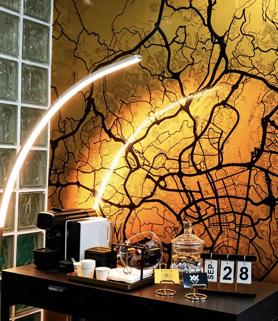Parede com o mapa de Lisboa em dourado e zona de café