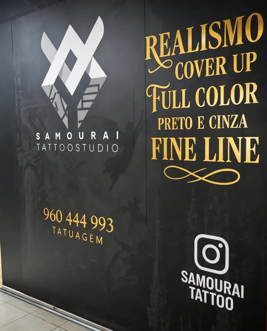 Parede de entrada com o logótipo Samourai e letras douradas