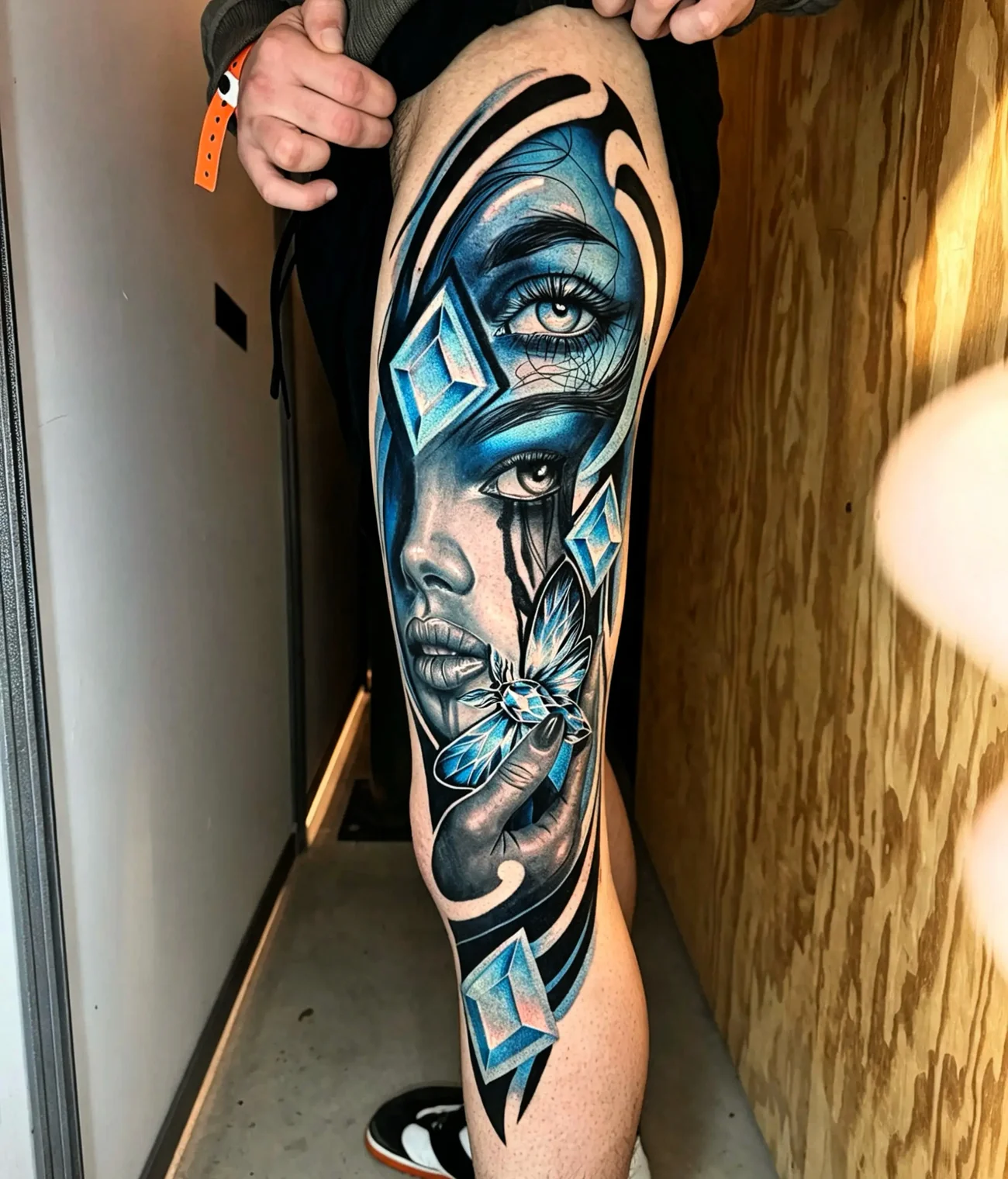 Tatuagem realista a cores na perna, rosto feminino com cristais — peça finalizada