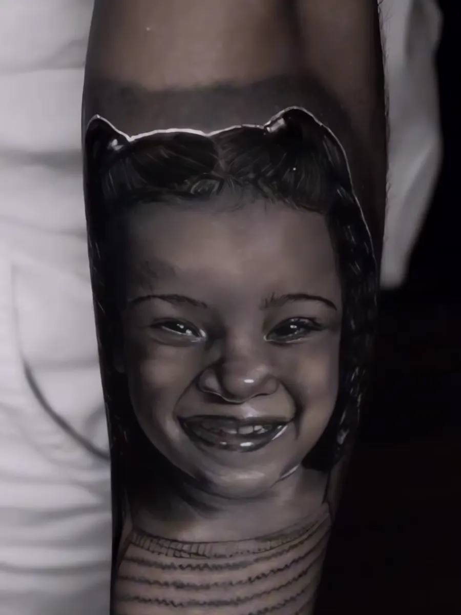 Retrato realista de criança em black and grey