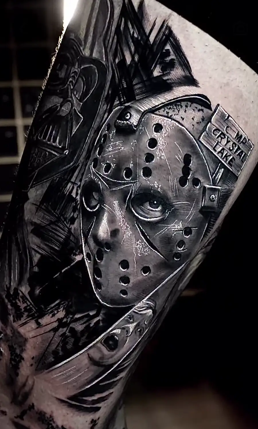 Máscara de Jason em black and grey na perna