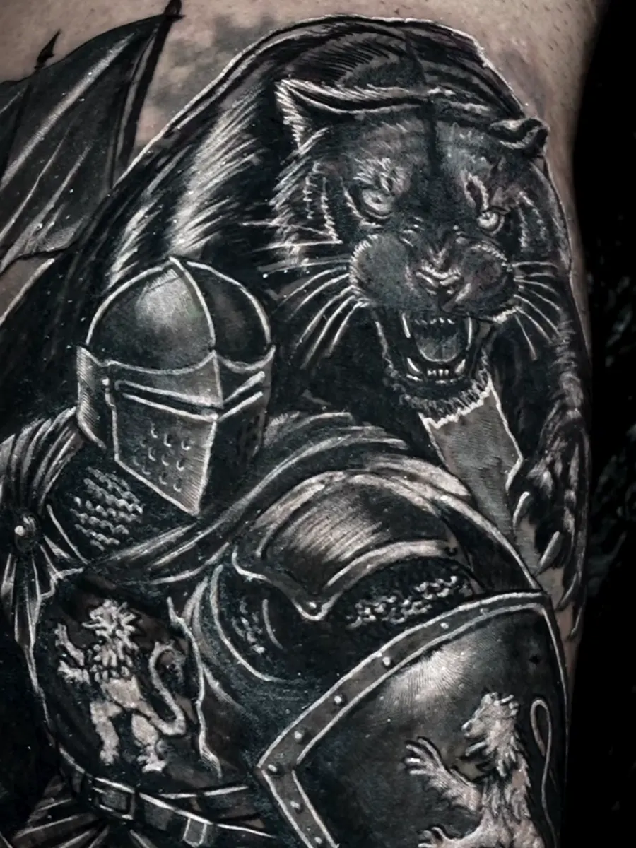 Cover-up: cavaleiro e pantera em black and grey