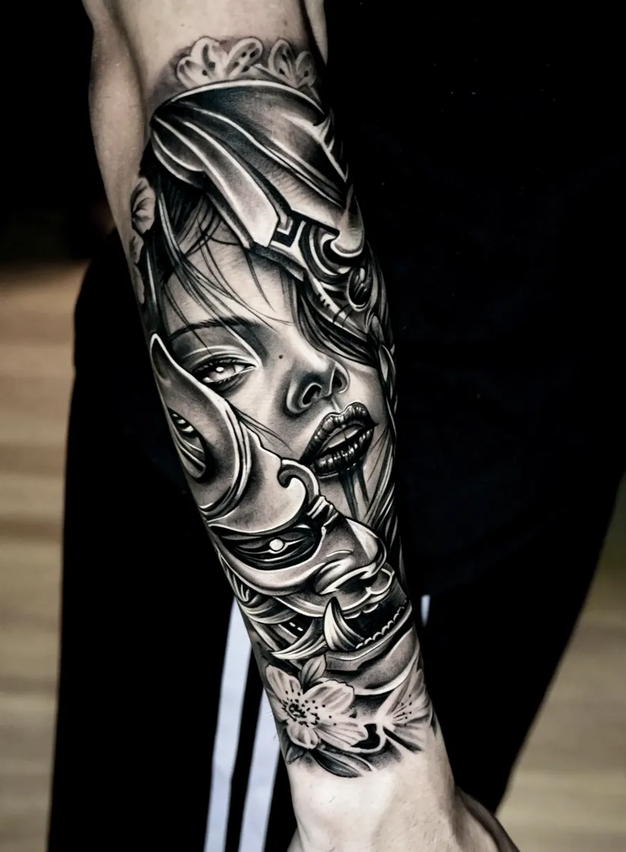 Rosto feminino com máscara em black and grey no antebraço