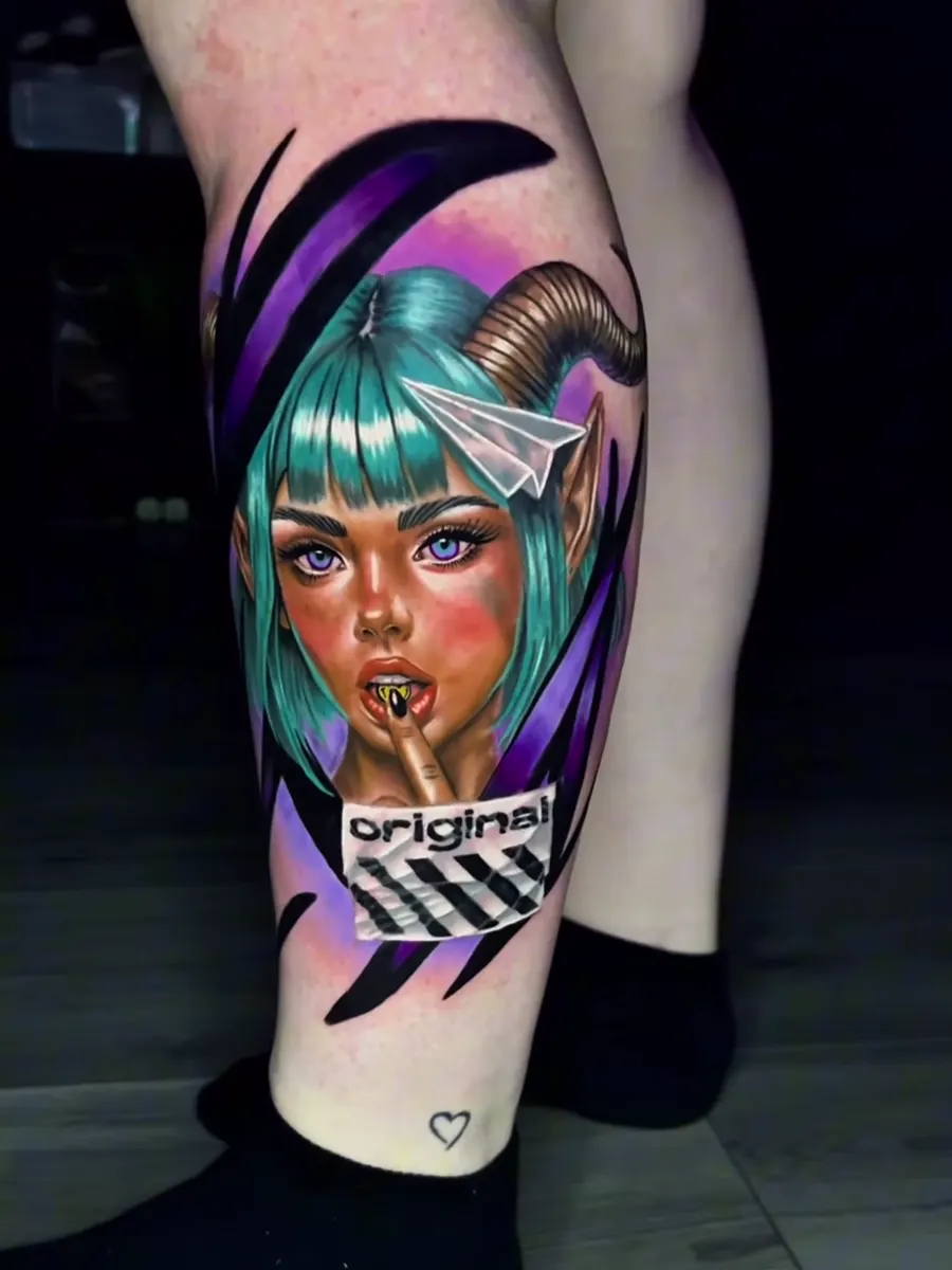 Tatuagem a cores de personagem feminina com cabelo turquesa