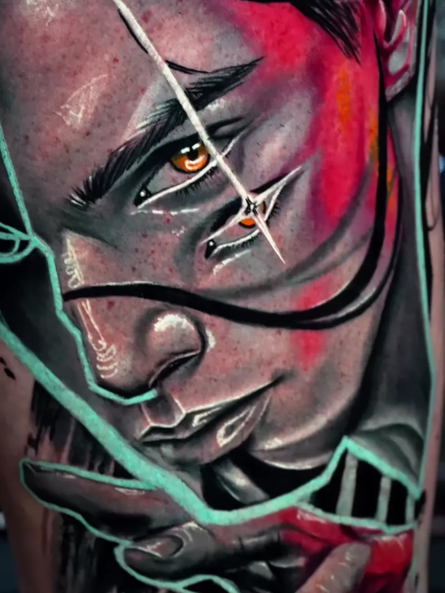 Detalhe de tatuagem a cores